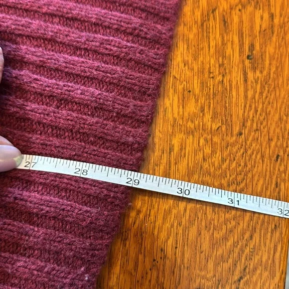 Hollister burgundy color 3/4 length sleeve sweater. Size Small - Picture 10 of 10